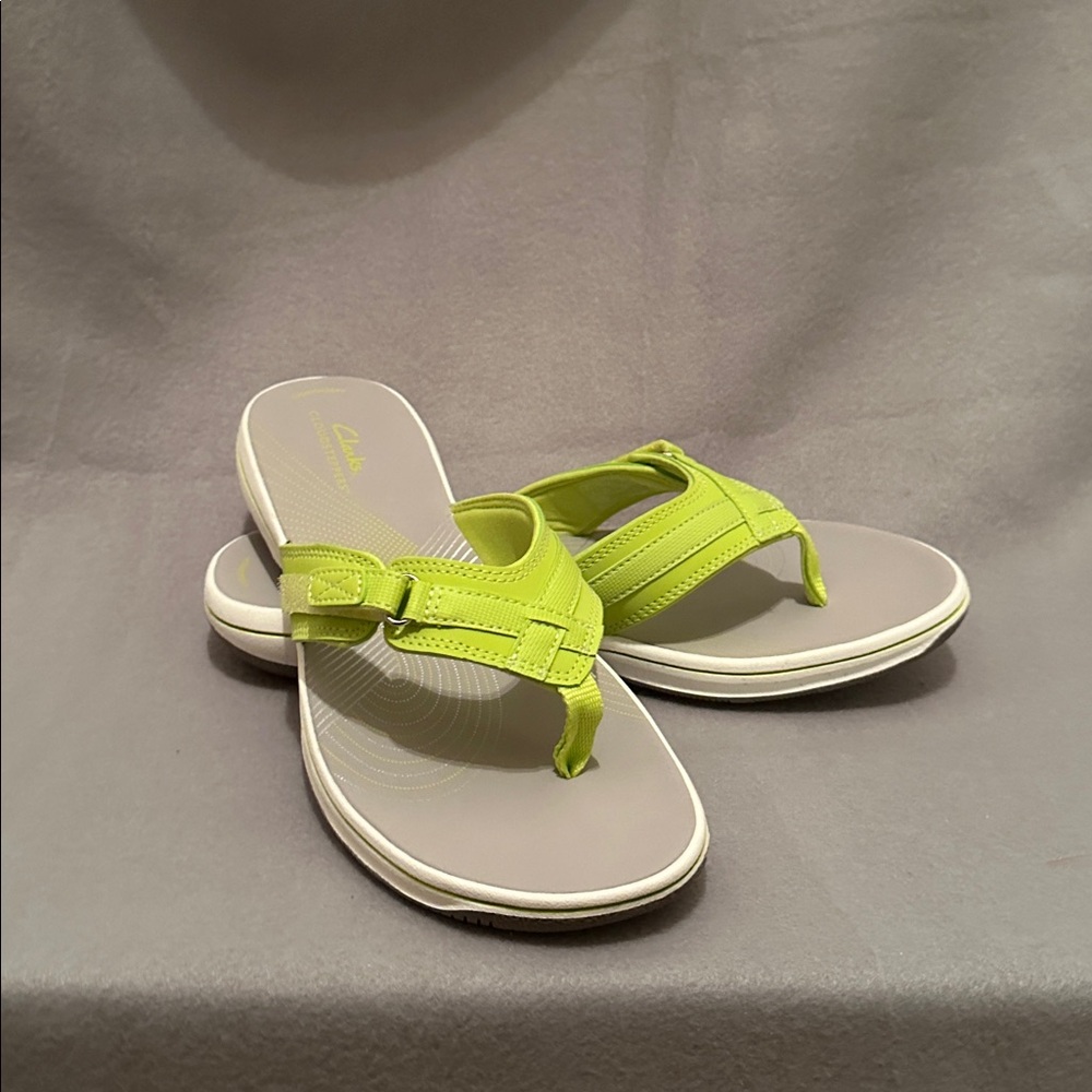 Clark’s Cloudsteppers lime and grey flip flops - Picture 2 of 5